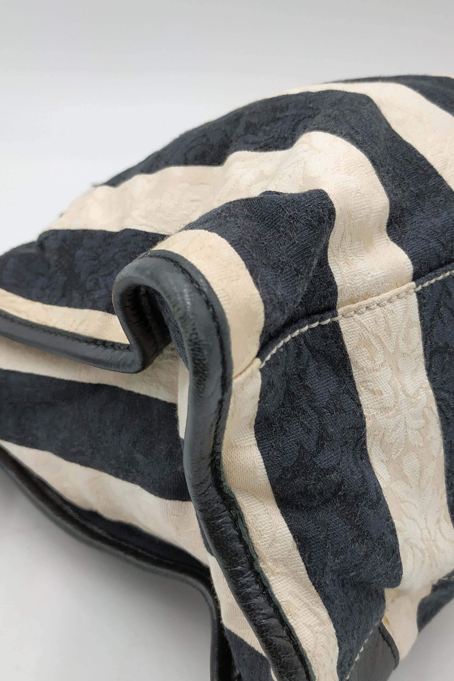 Chevre Damask Stripe City M Black White