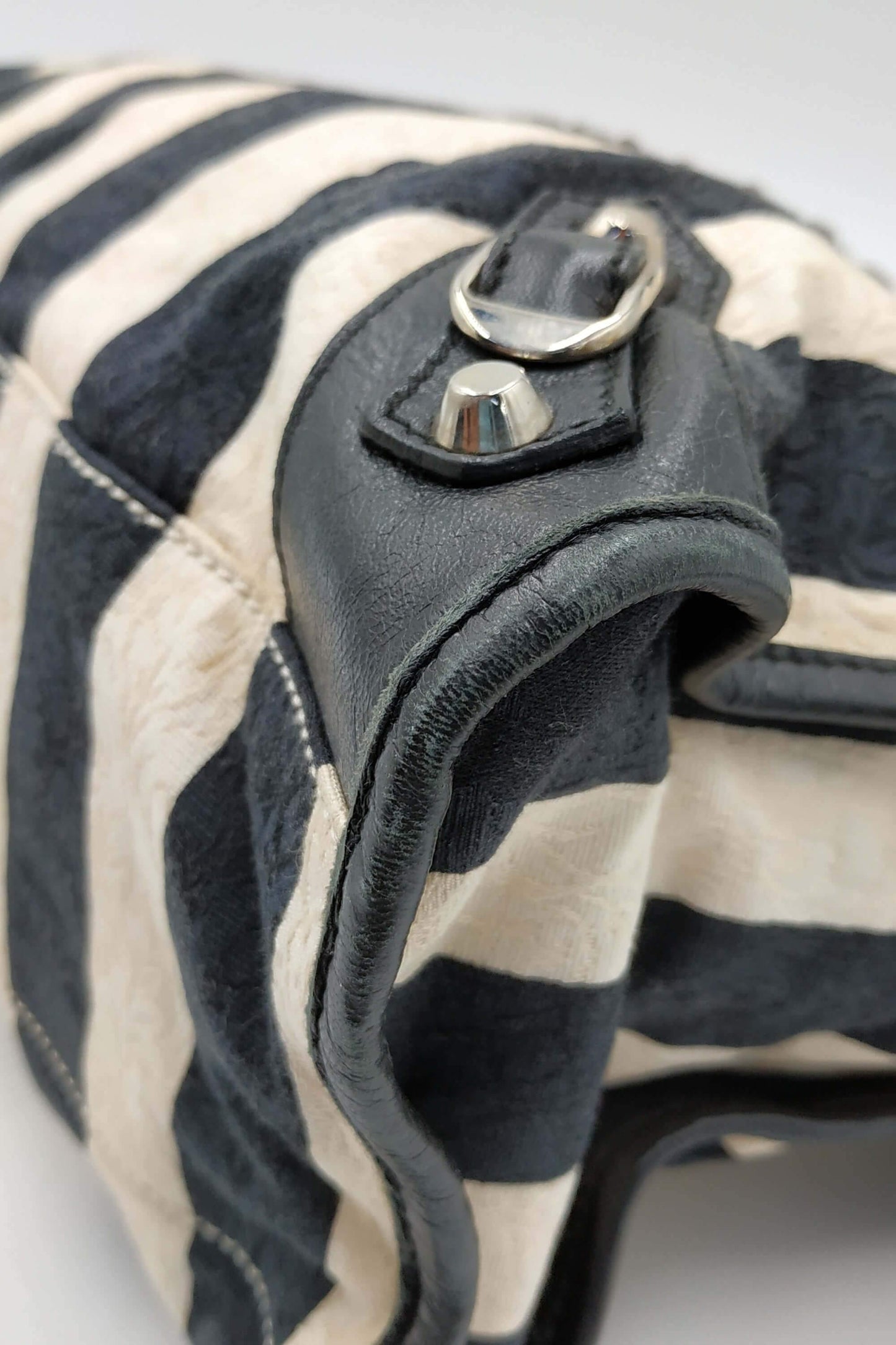 Chevre Damask Stripe City M Black White