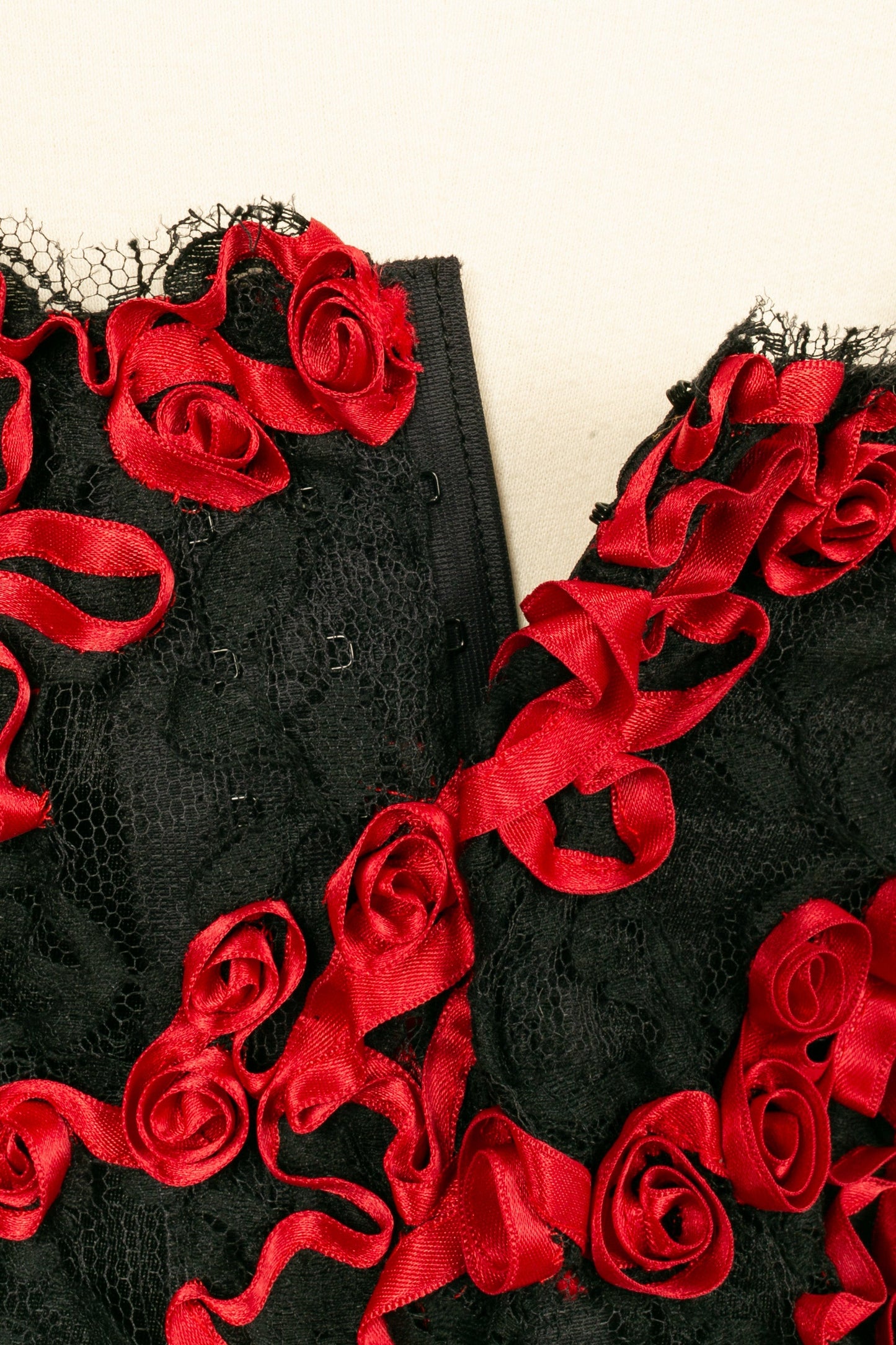 Haut en dentelle rouge et noire Valentino