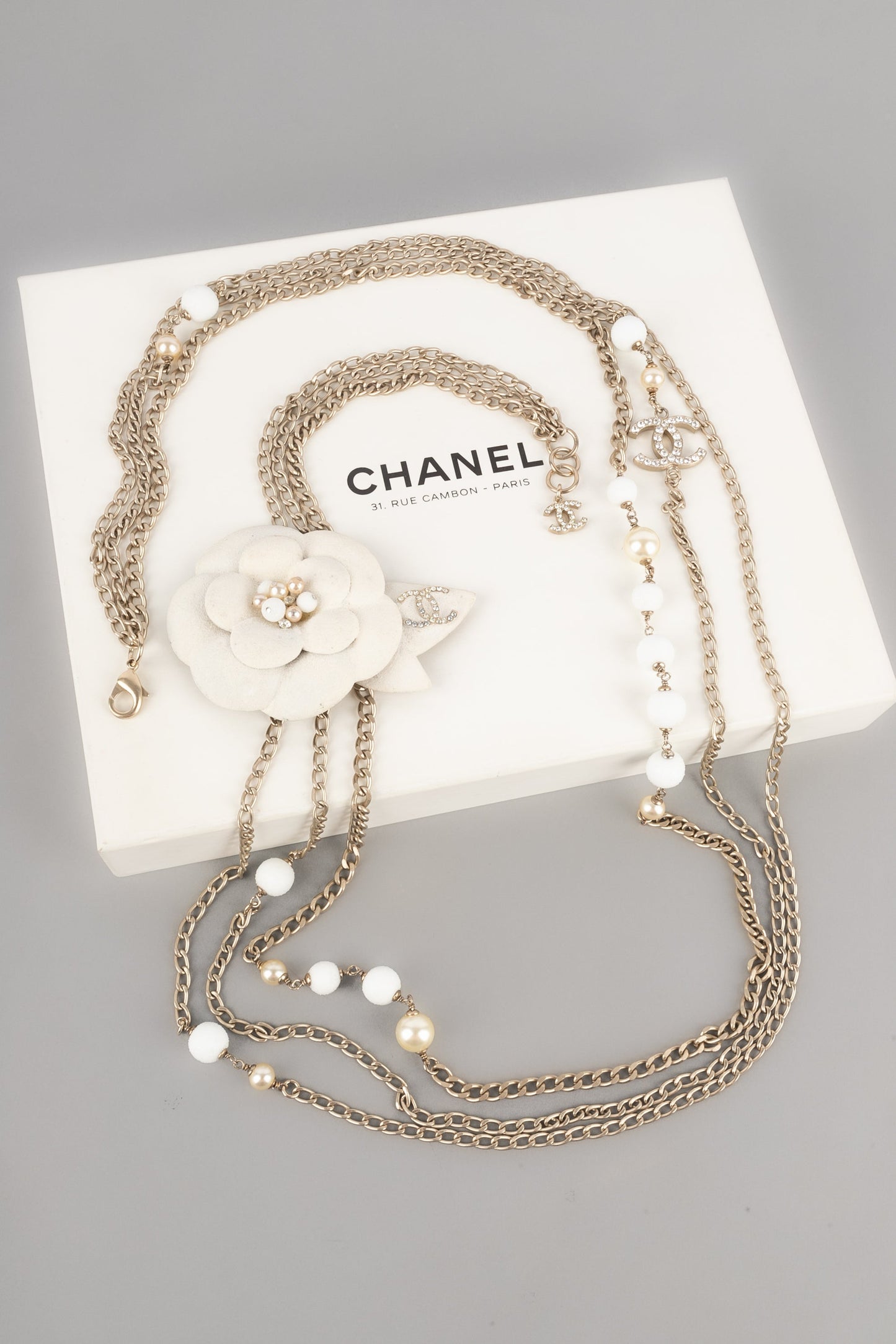Collier camÃ©lia Chanel 2005