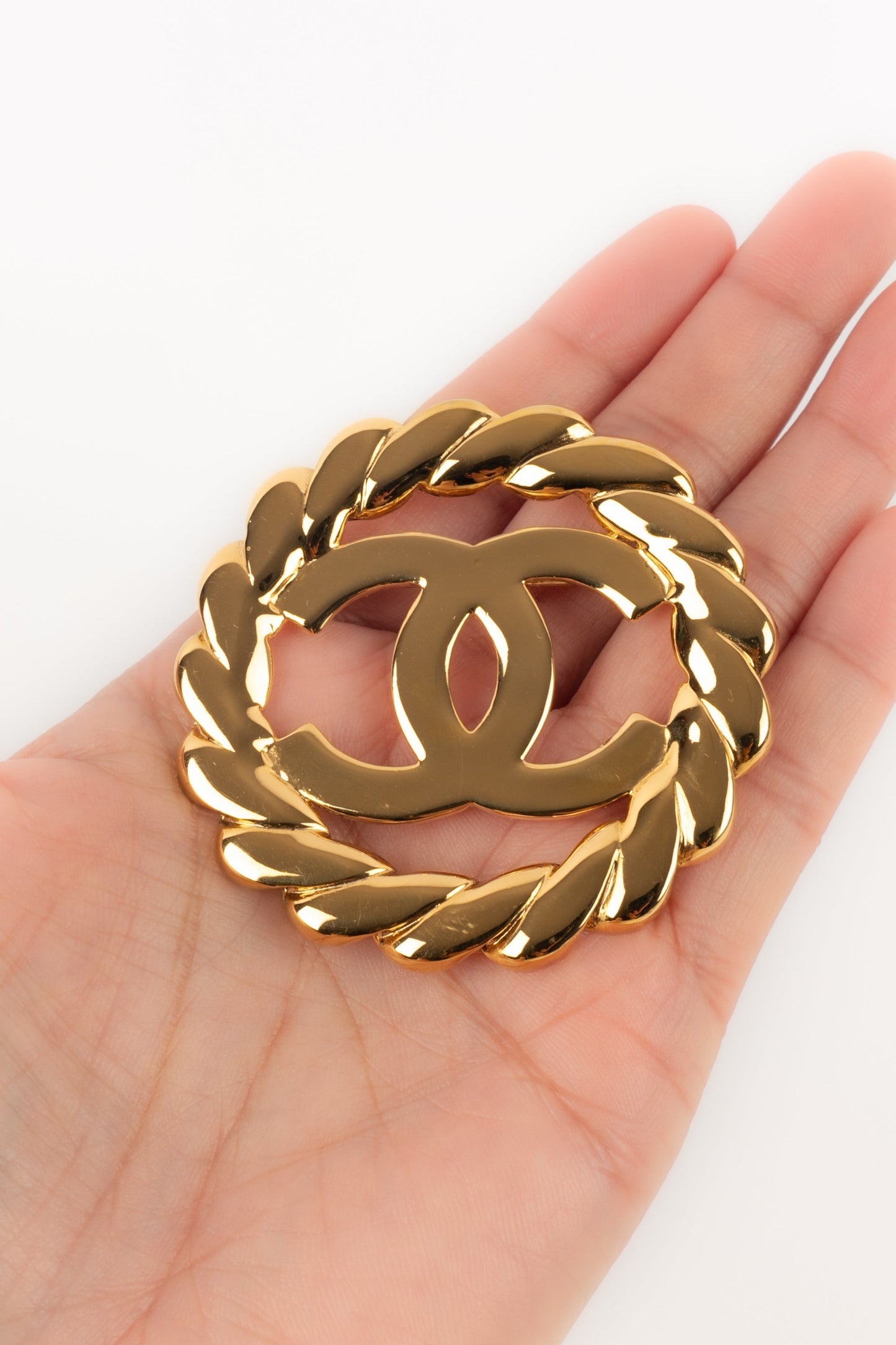 Broche en mÃ©tal dorÃ©
