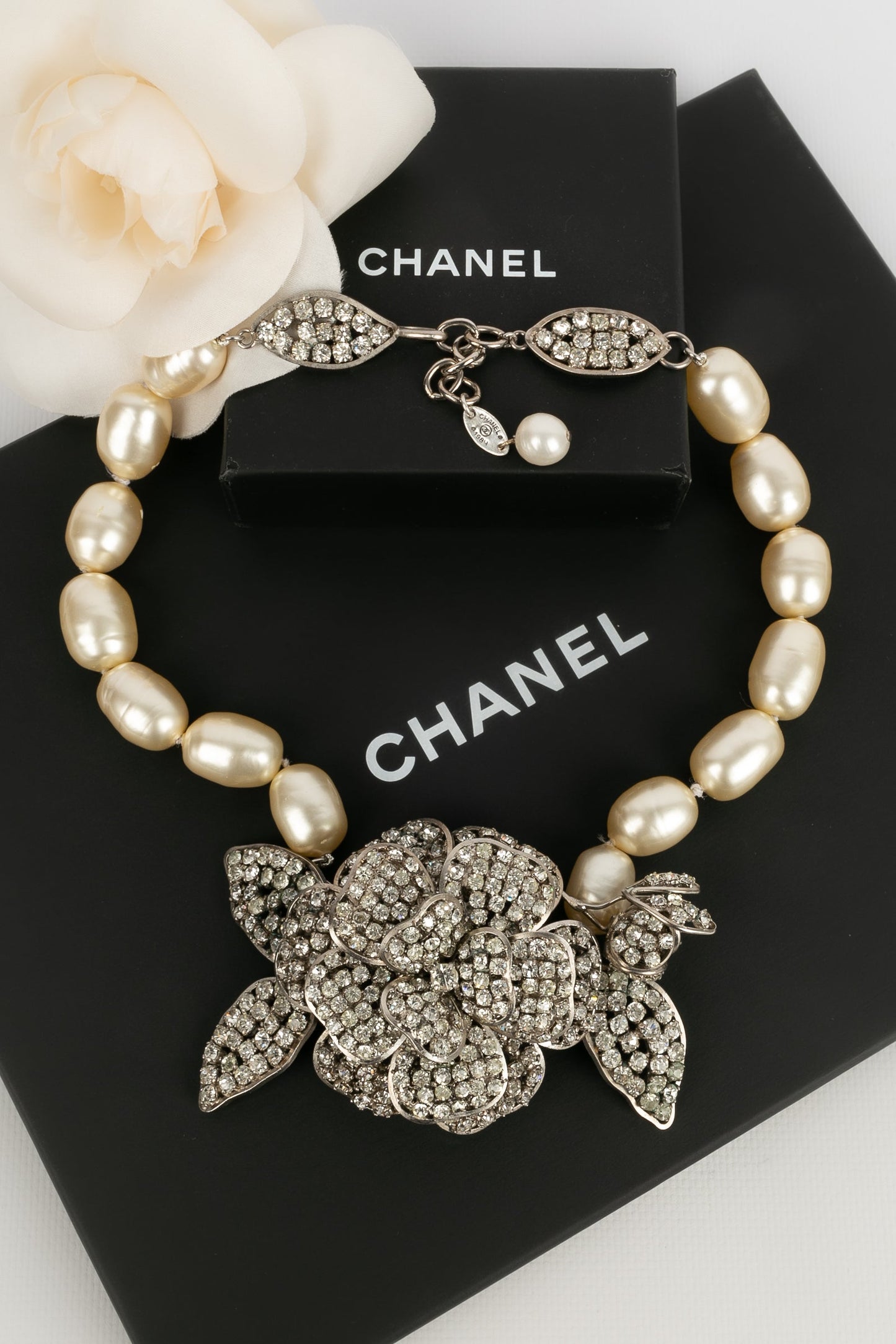 Collier camÃƒÆ’Ã‚Â©lia Chanel 1984