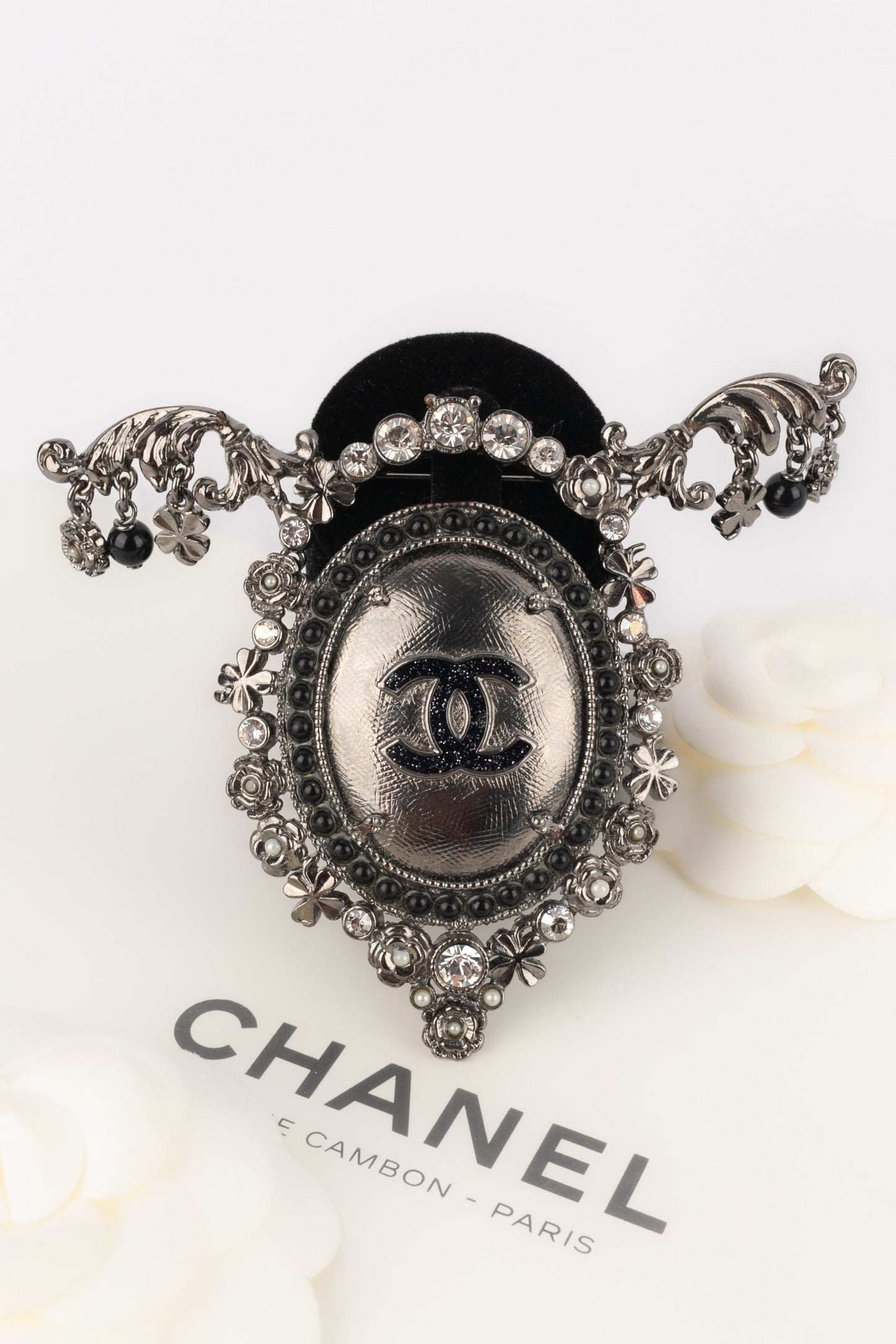 Broche mÃ©daillon Chanel 2008