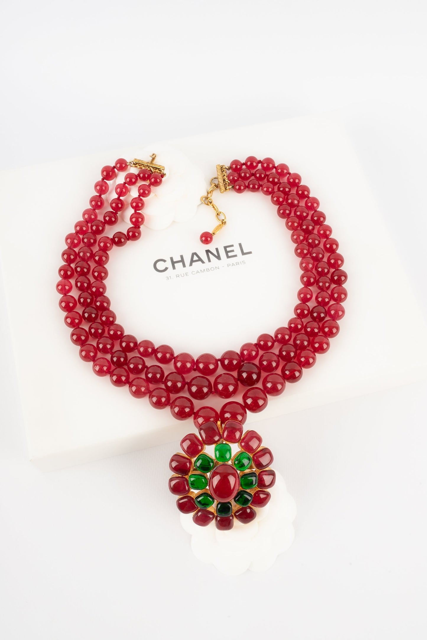 Collier en pÃ¢te de verre Chanel