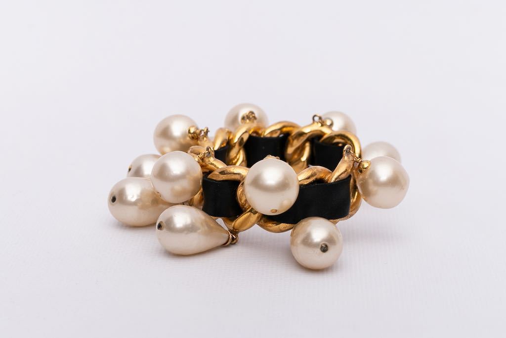 Bracelet en mÃ©tal dorÃ© et cuir Chanel