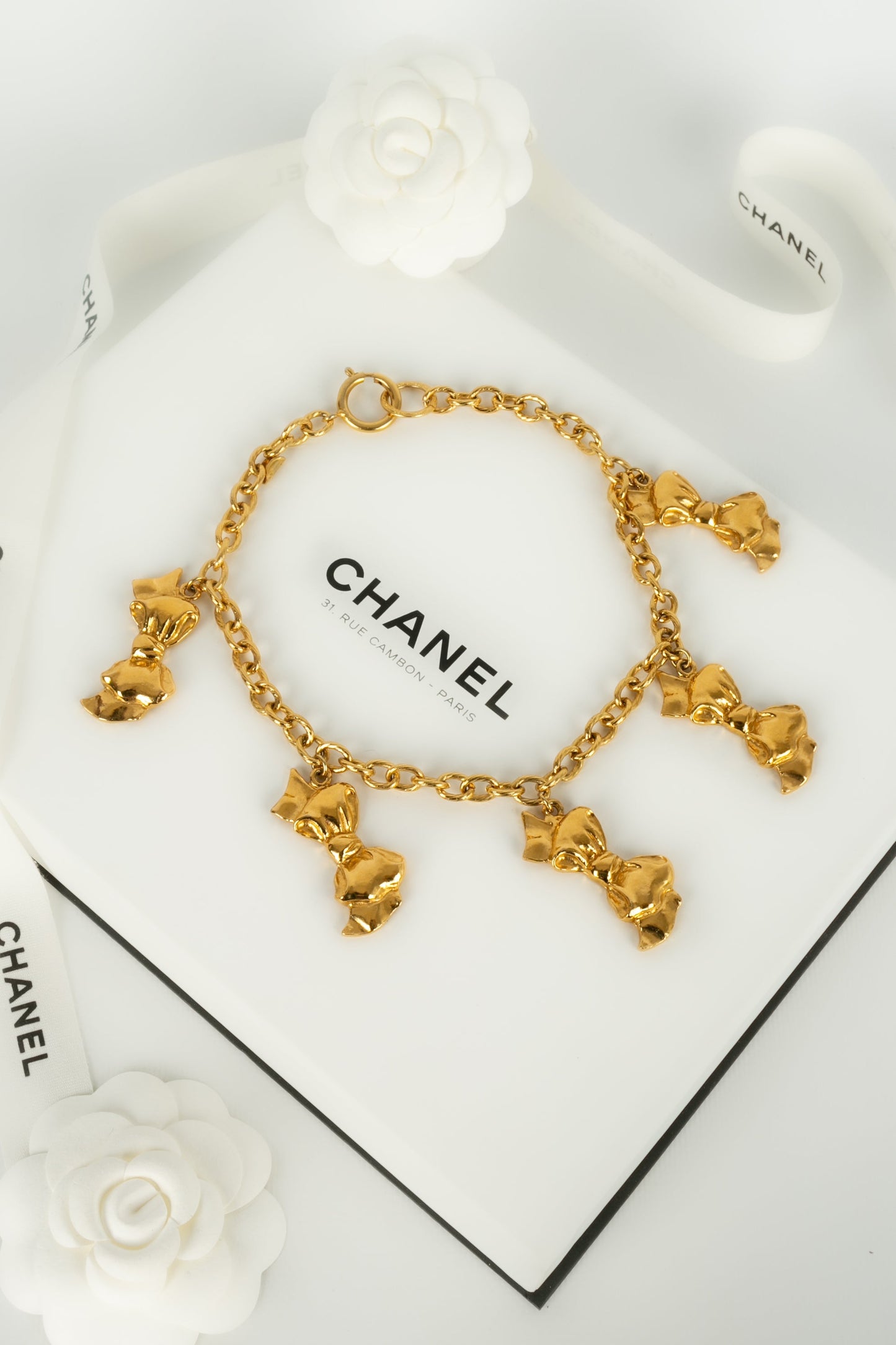 Collier dorÃ© Chanel