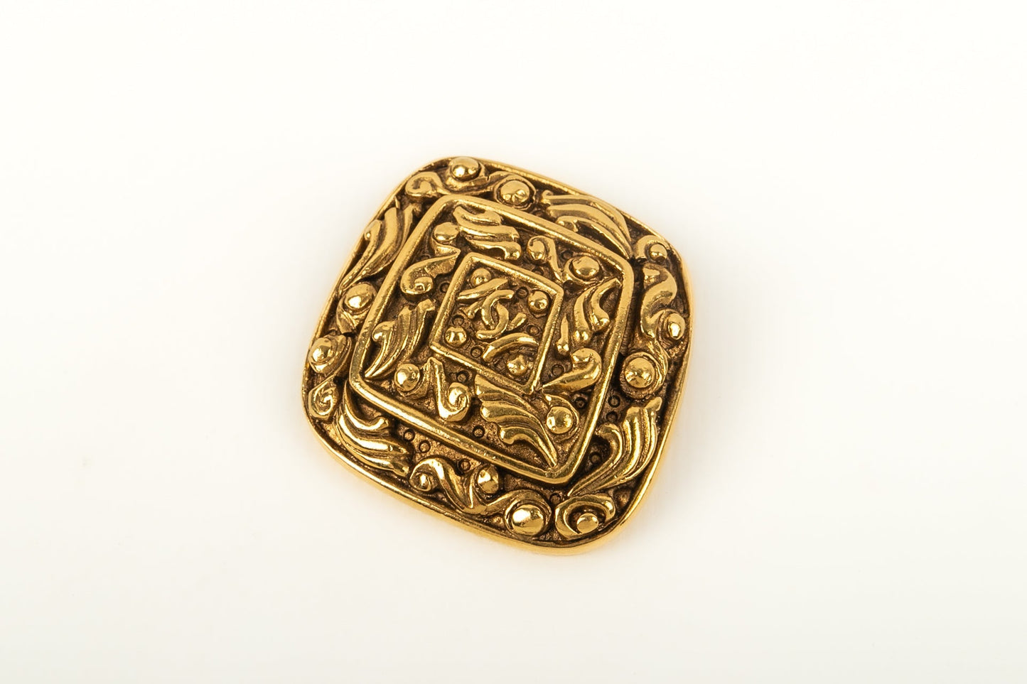 Broche dorÃ©e Chanel
