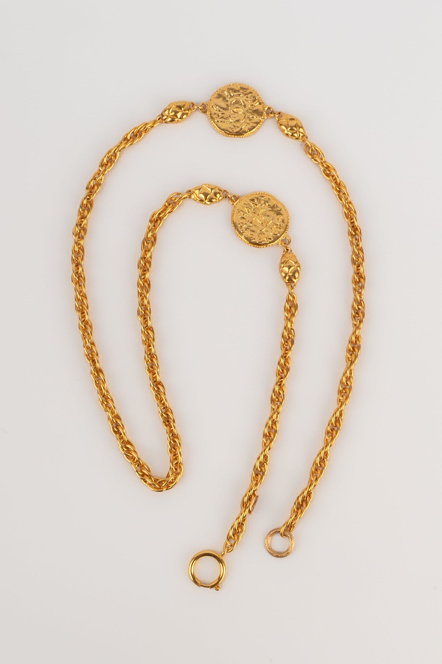 Collier dorÃ© Chanel