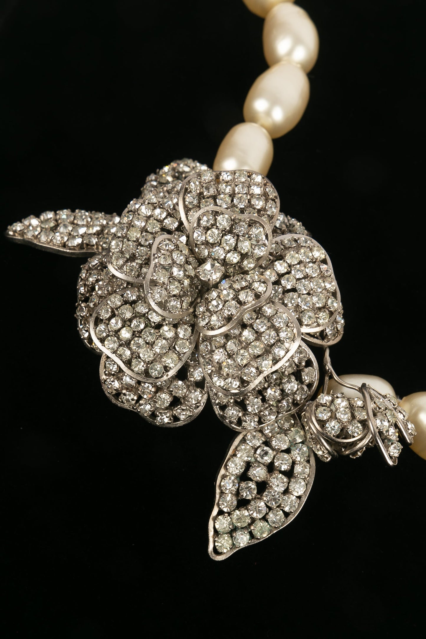 Collier camÃƒÆ’Ã‚Â©lia Chanel 1984