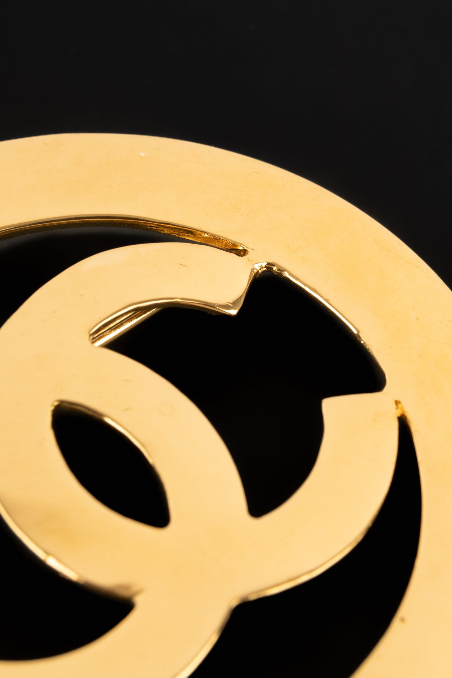 Broche dorÃ©e Chanel 1990's