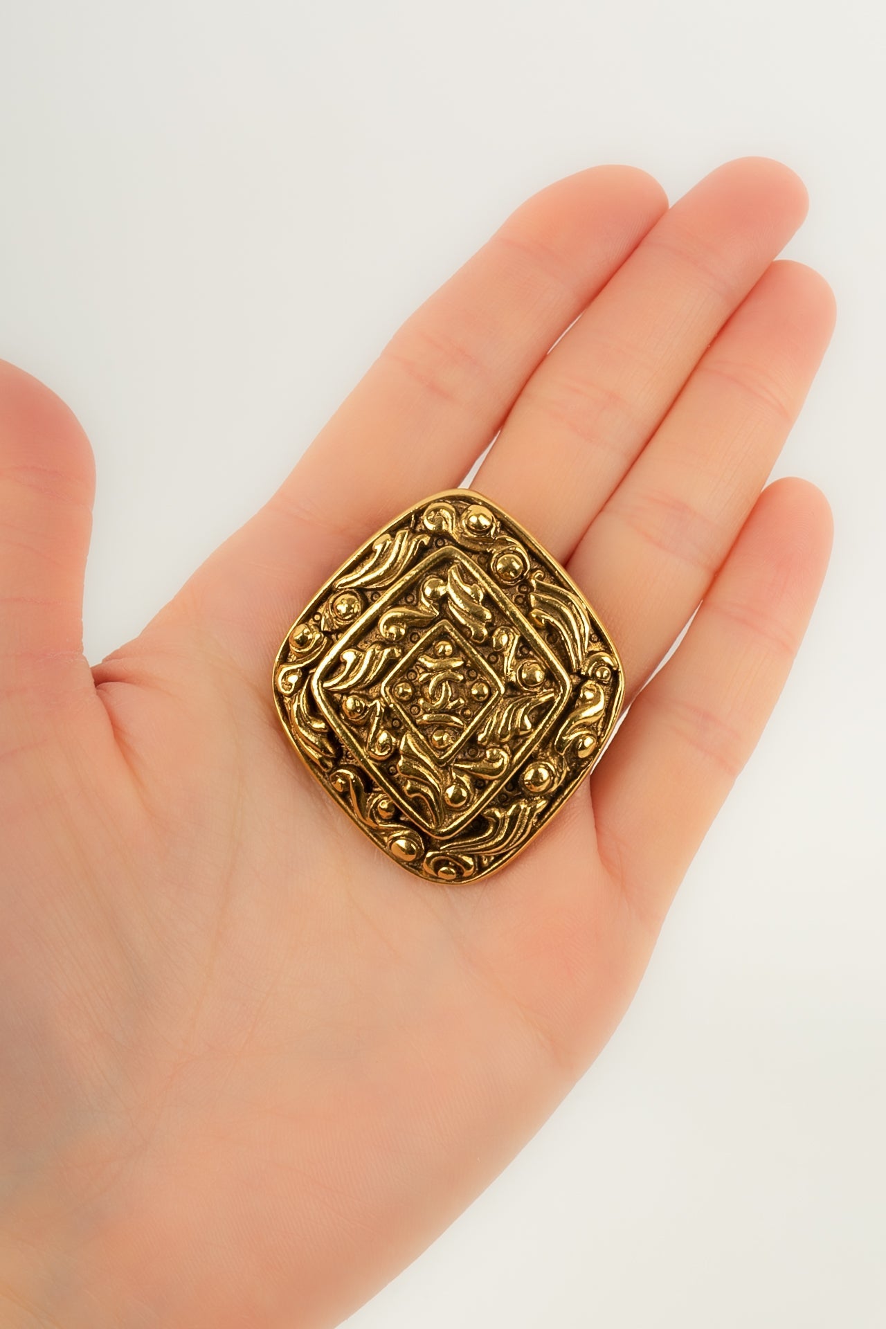 Broche dorÃ©e Chanel