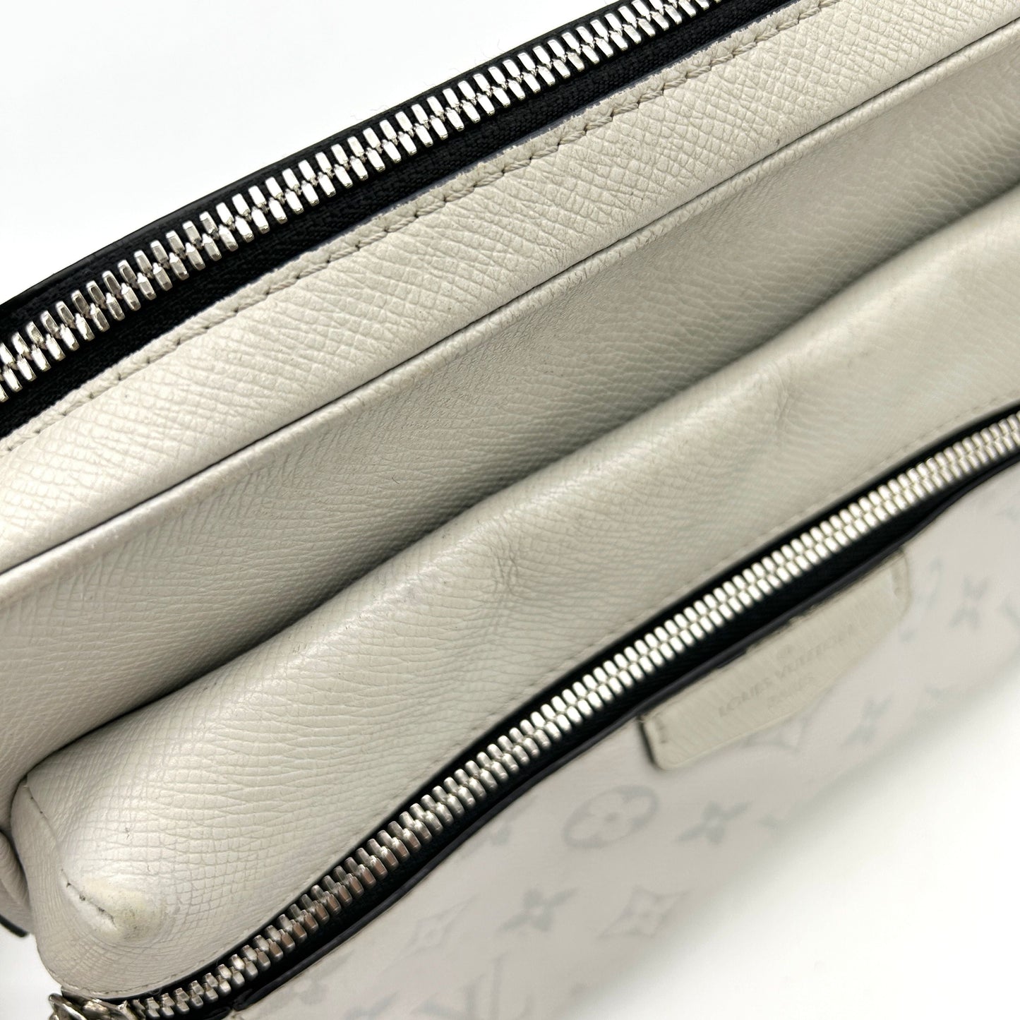 LOUIS VUITTON Taiga Monogram Outdoor Messenger White LA34608