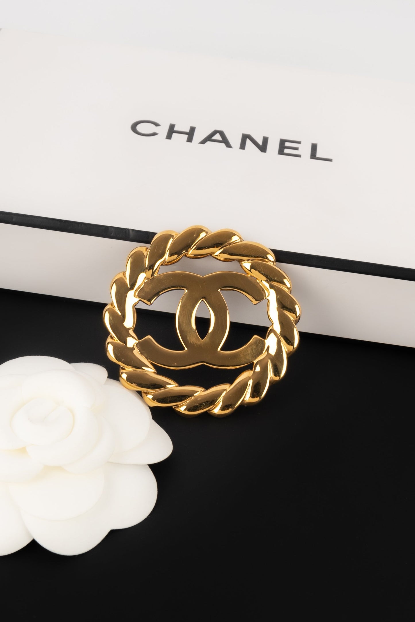 Broche en mÃ©tal dorÃ©