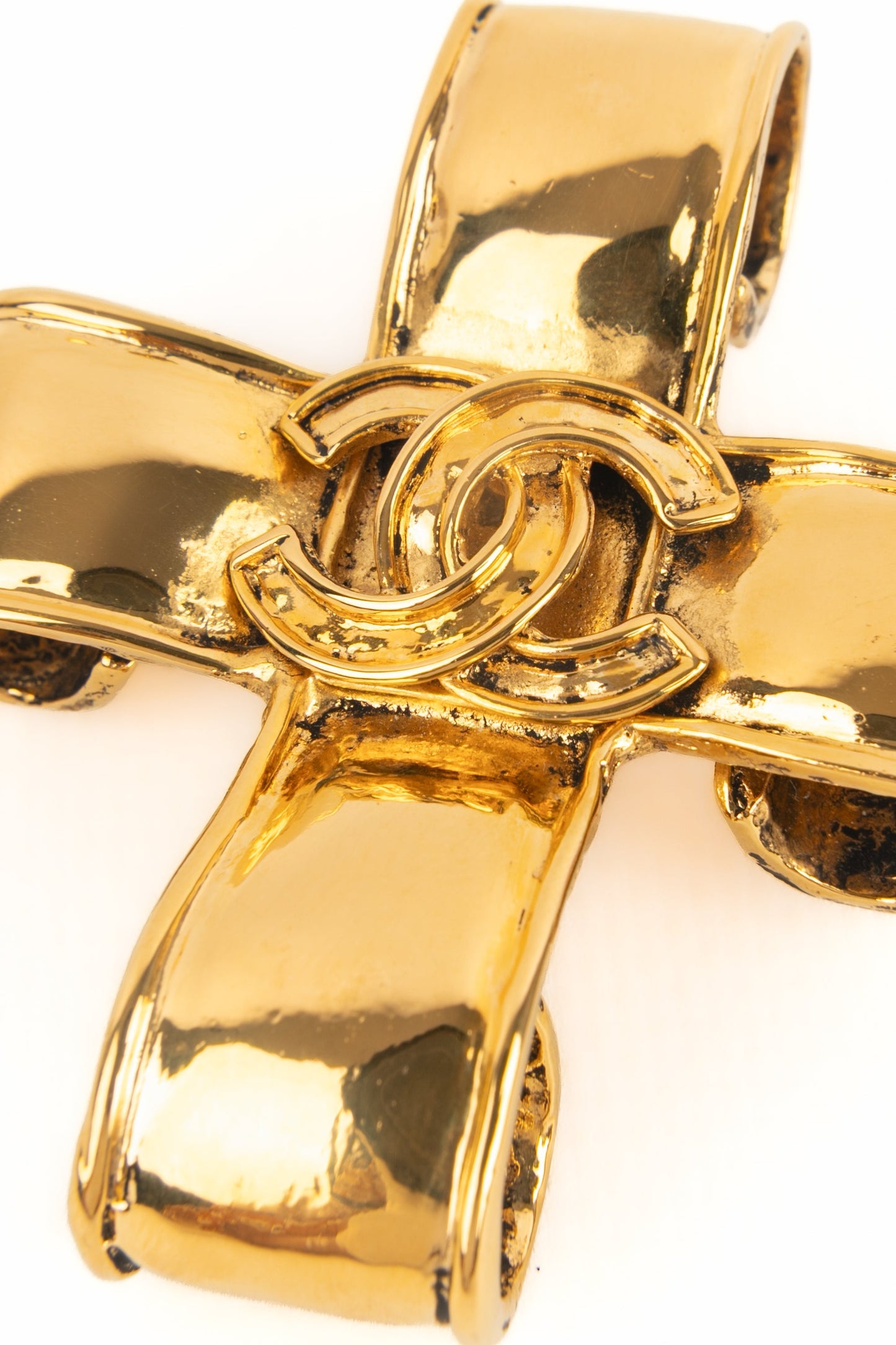 Broche croix Chanel