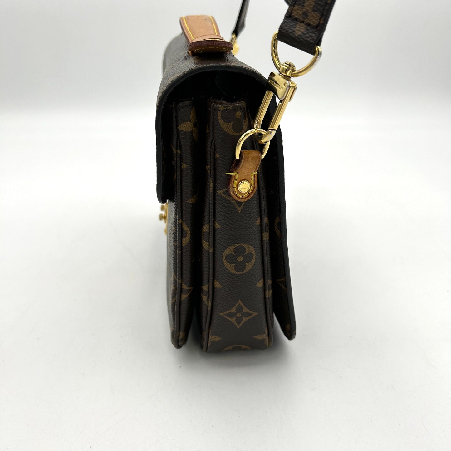 LOUIS VUITTON Monogram Pochette Metis LA31034