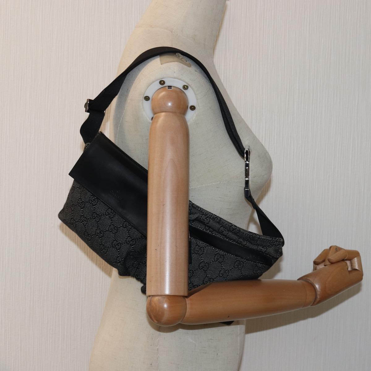 GUCCI GG Canvas Waist bag Black 28566 ep4558