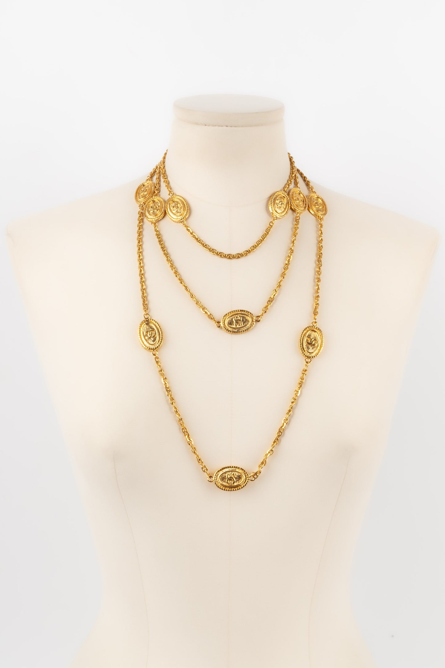 Collier / Sautoir en mÃƒÆ’Ã‚Â©tal dorÃƒÆ’Ã‚Â© Chanel 1980's