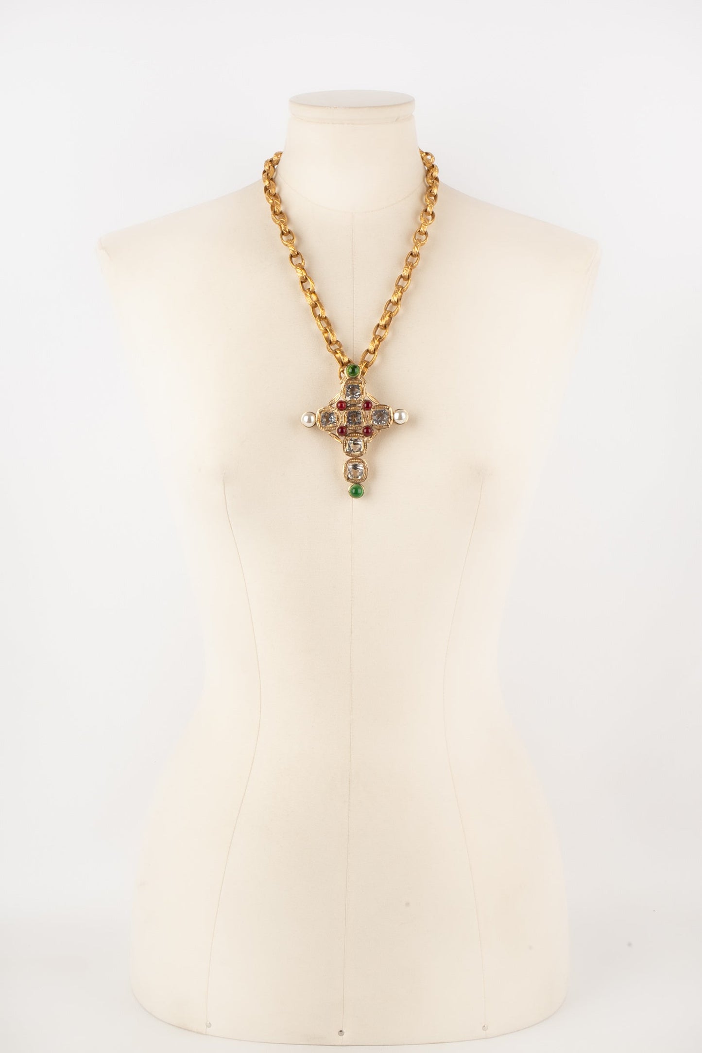 Collier croix Chanel (attribuÃ©e Ã )
