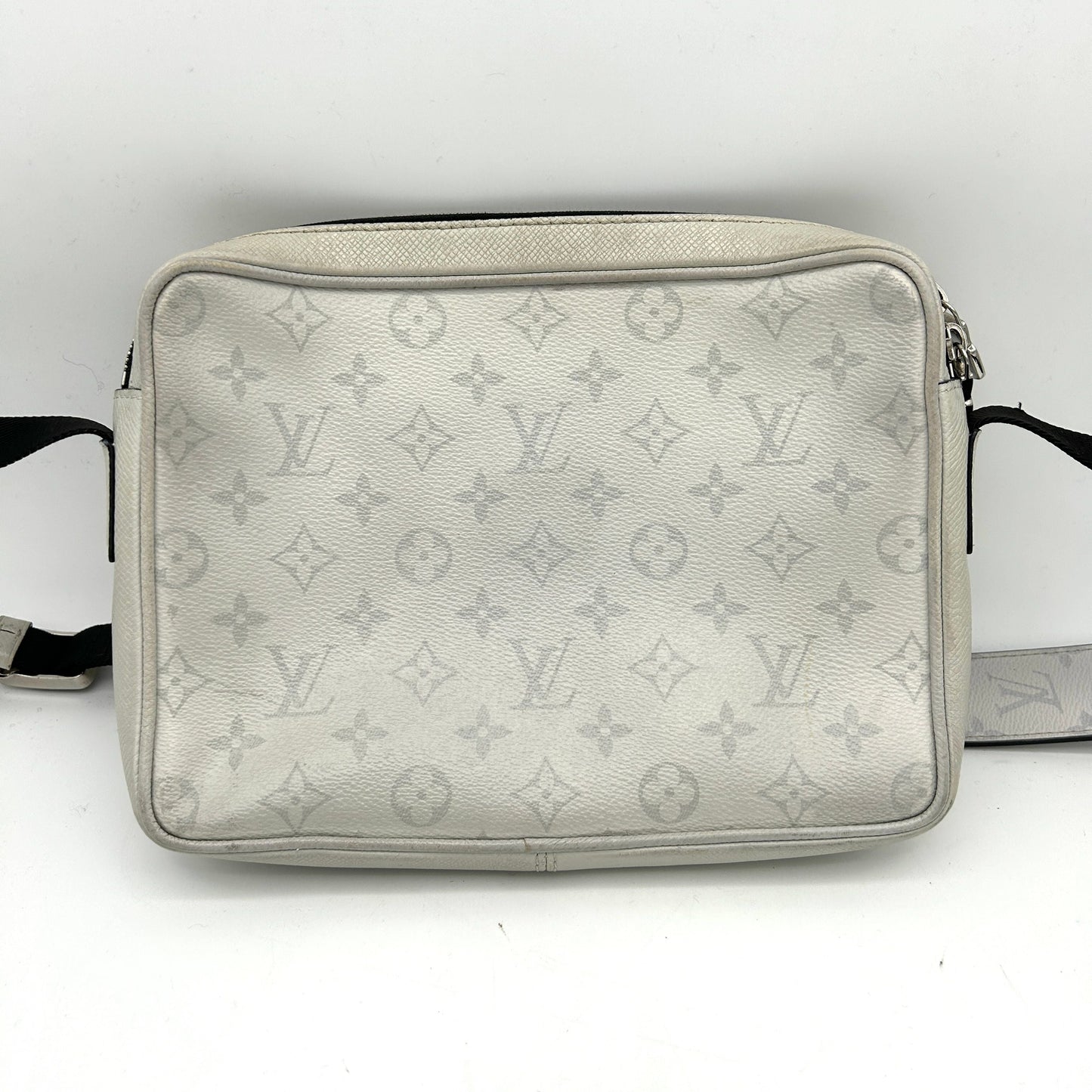 LOUIS VUITTON Taiga Monogram Outdoor Messenger White LA34608