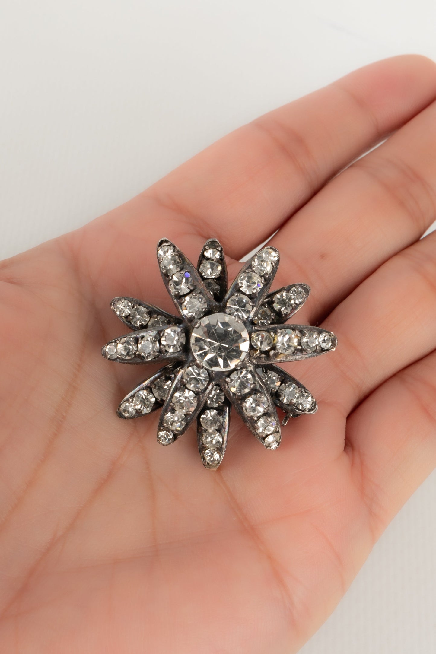 Broche argentÃ©e Chanel