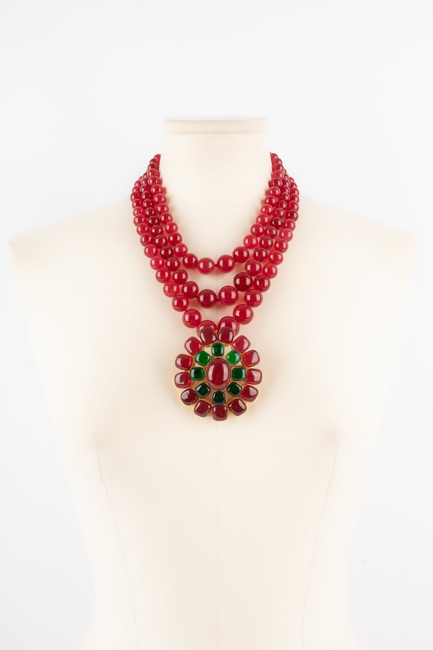 Collier en pÃ¢te de verre Chanel
