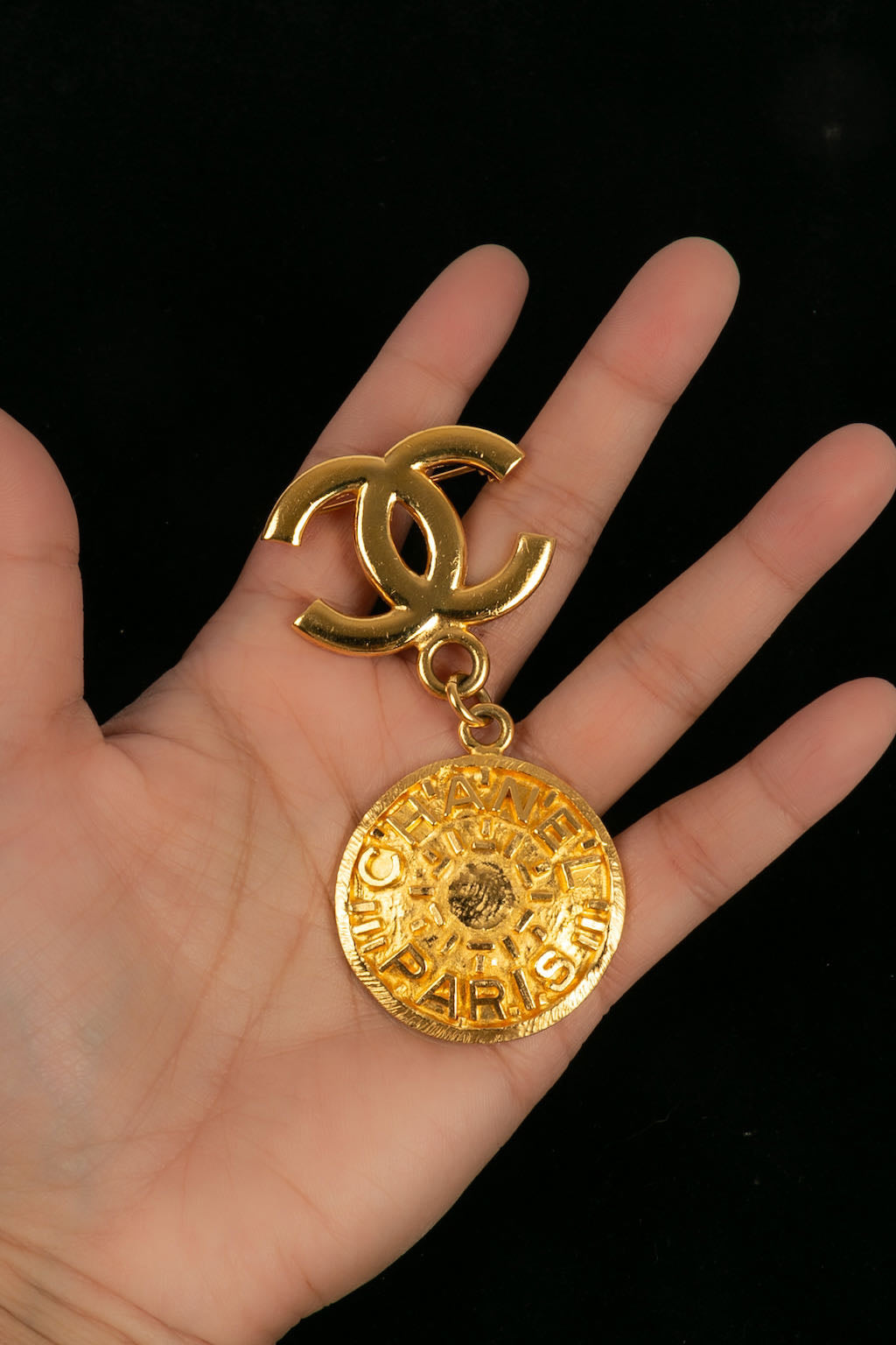 Broche dorÃ©e Chanel 1995