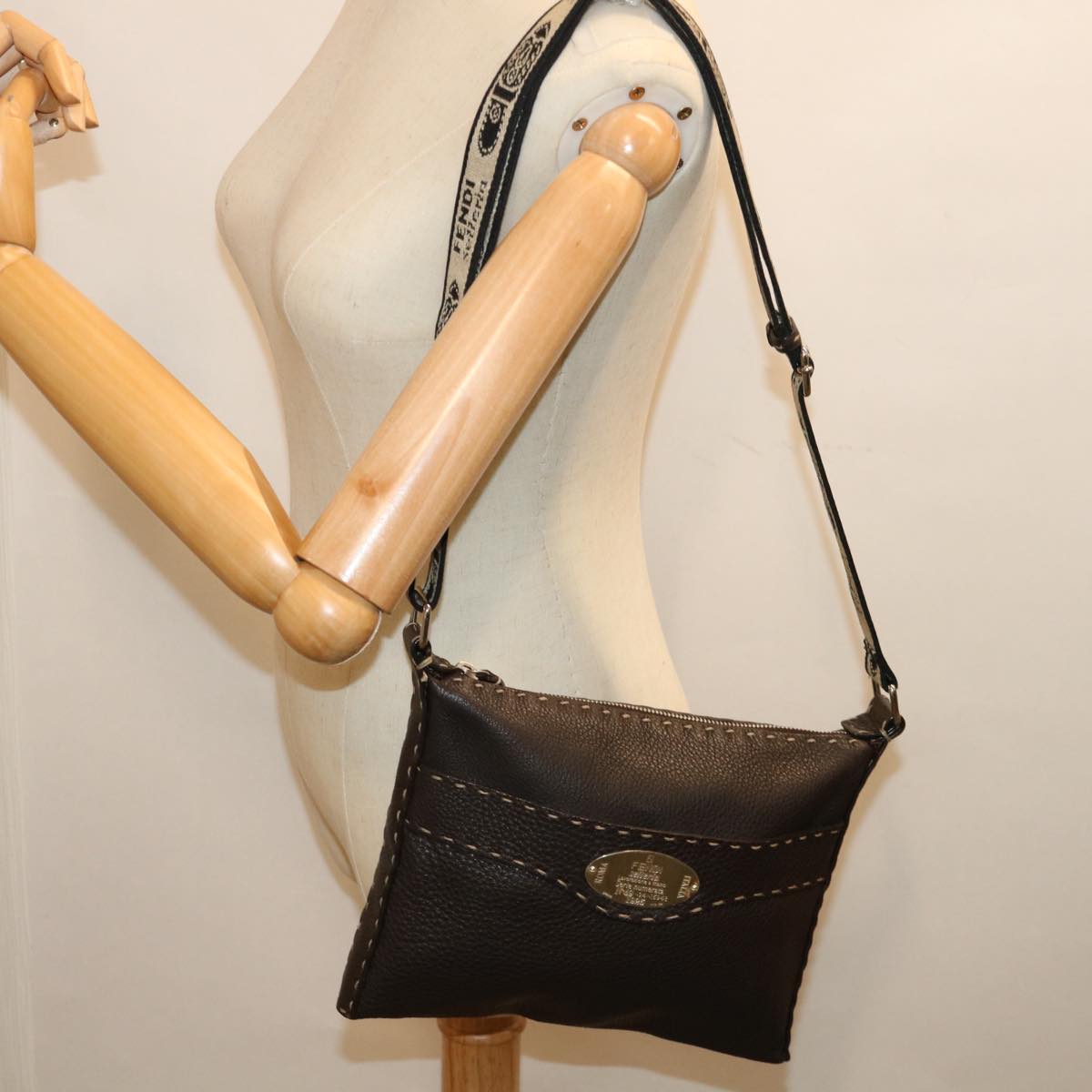 FENDI Celeria Shoulder Bag Leather Brown fm3345