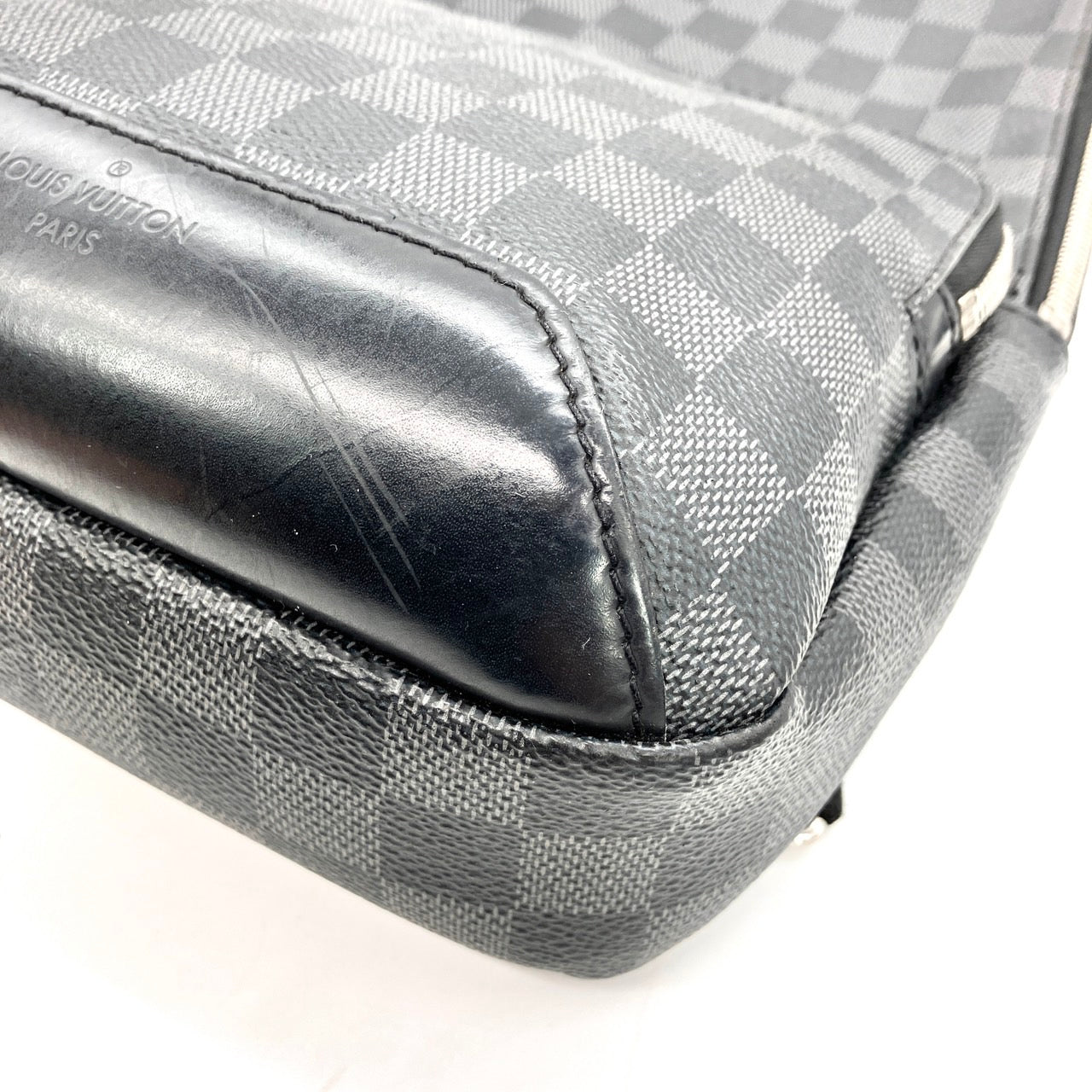 LOUIS VUITTON Avenue Sling
