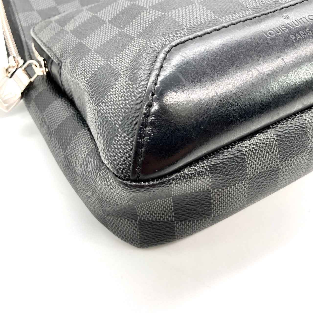 LOUIS VUITTON Avenue Sling