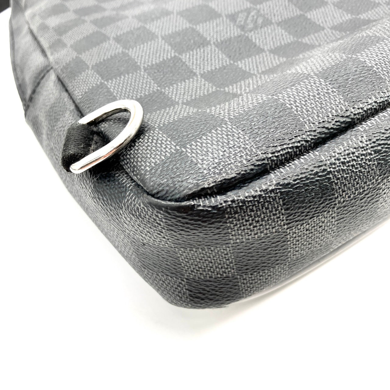 LOUIS VUITTON Avenue Sling