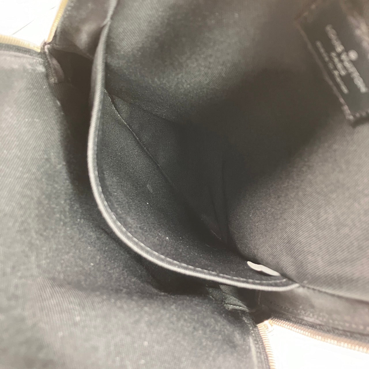 LOUIS VUITTON Avenue Sling