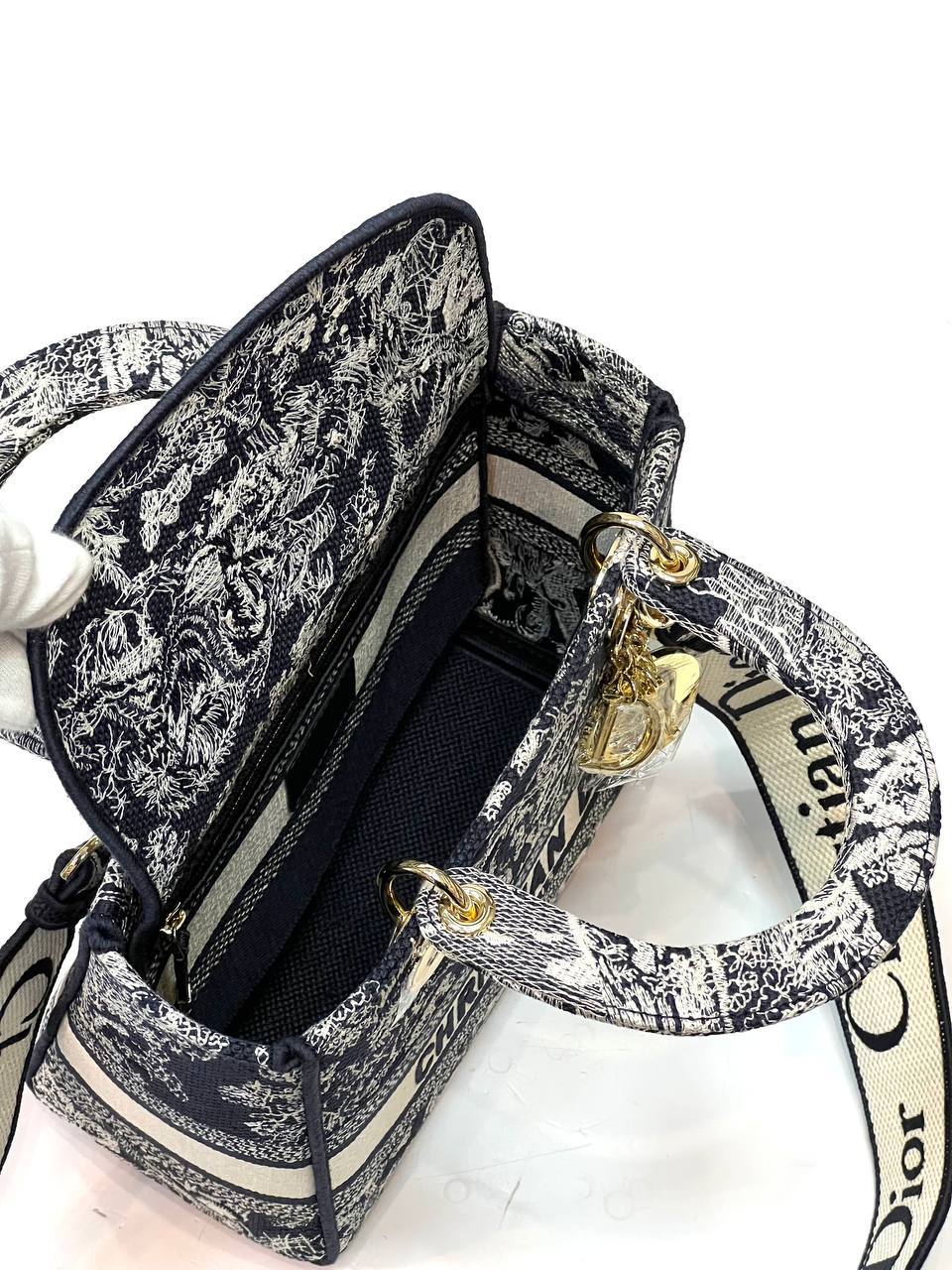 MEDIUM LADY D-LITE BAG Blue Toile de Jouy Embroidery