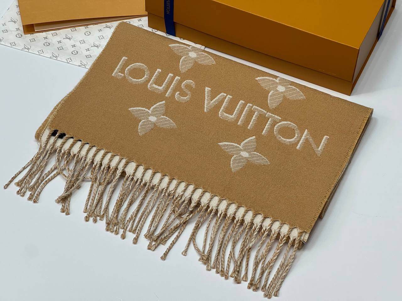 LV ESSENTIAL SHINE SCARF