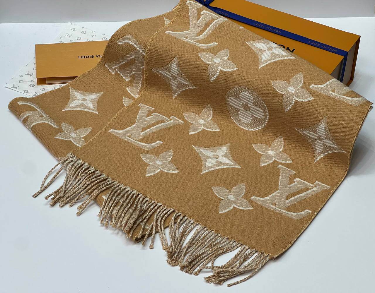 LV ESSENTIAL SHINE SCARF