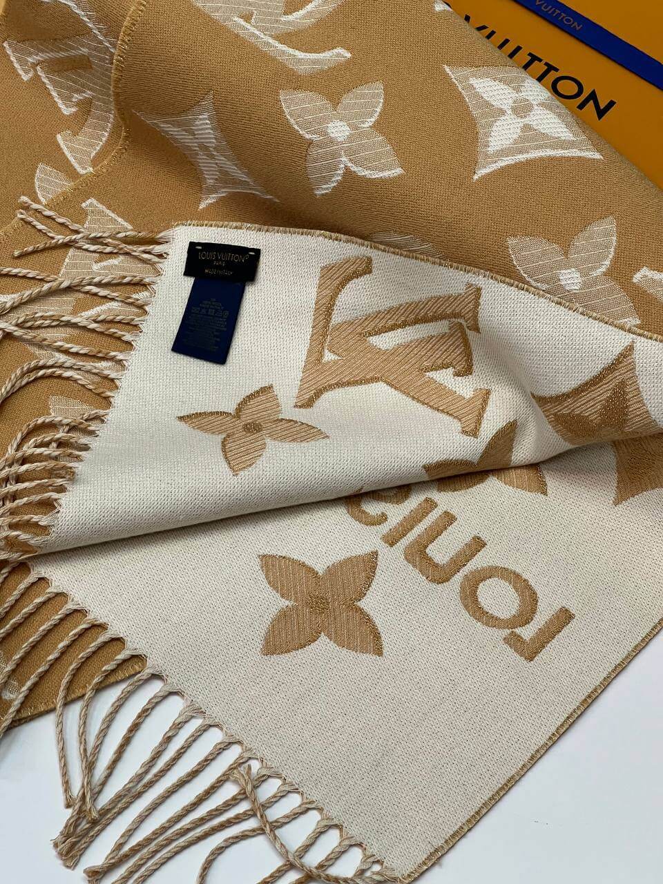 LV ESSENTIAL SHINE SCARF