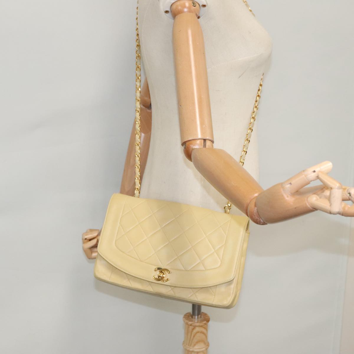 CHANEL Diana 25 Chain Shoulder Bag Lamb Skin Beige Gold CC PP039