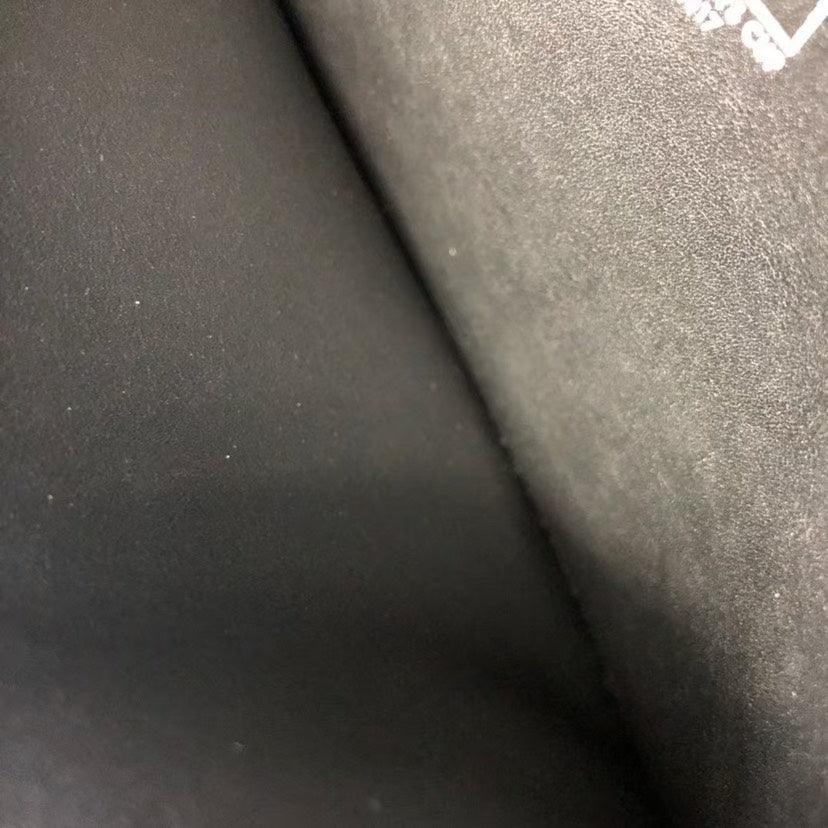 I'm unable to view or search images. However, I can help create an SEO-friendly product title based on a description you provide. Please let me know the details of the Louis Vuitton bag, such as the model, color, and size!