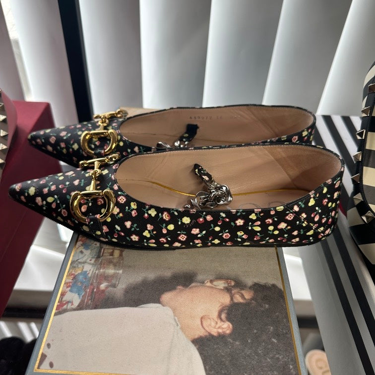 Gucci Floral Print Pointed-Toe Flats with Gold Hardware - Size 36