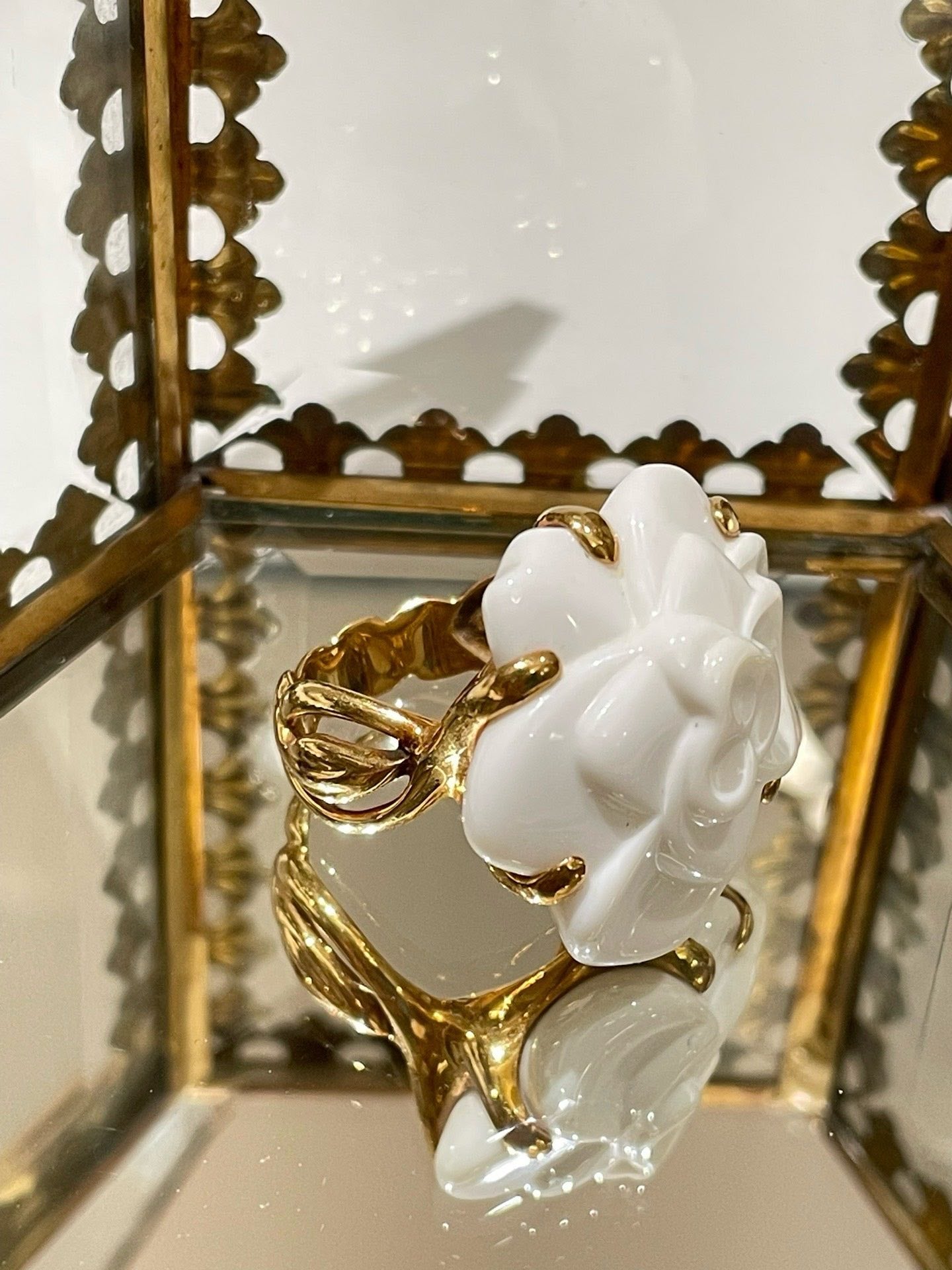 VintageÃƒÂ°Ã…Â¸Ã¢â‚¬â„¢Ã…Â½ Chanel Camellia Ring (size 52), 18k Gold & Agate #H0043