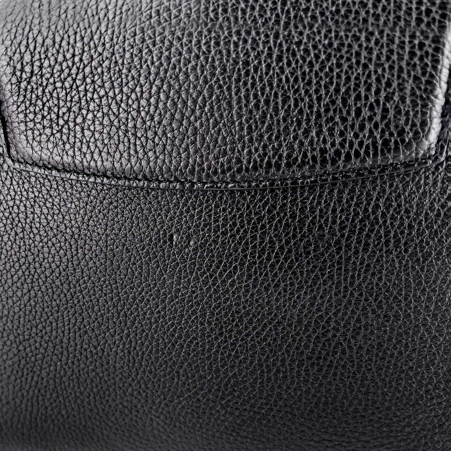 Capucines MM Crown Black Leather