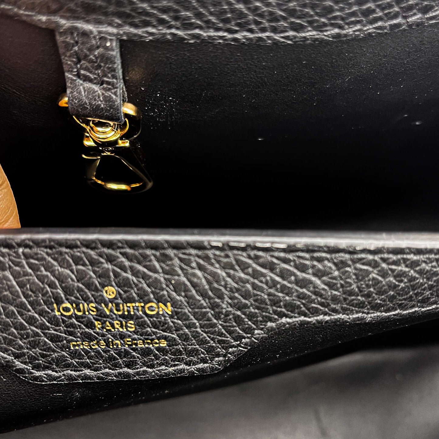 Capucines MM Crown Black Leather